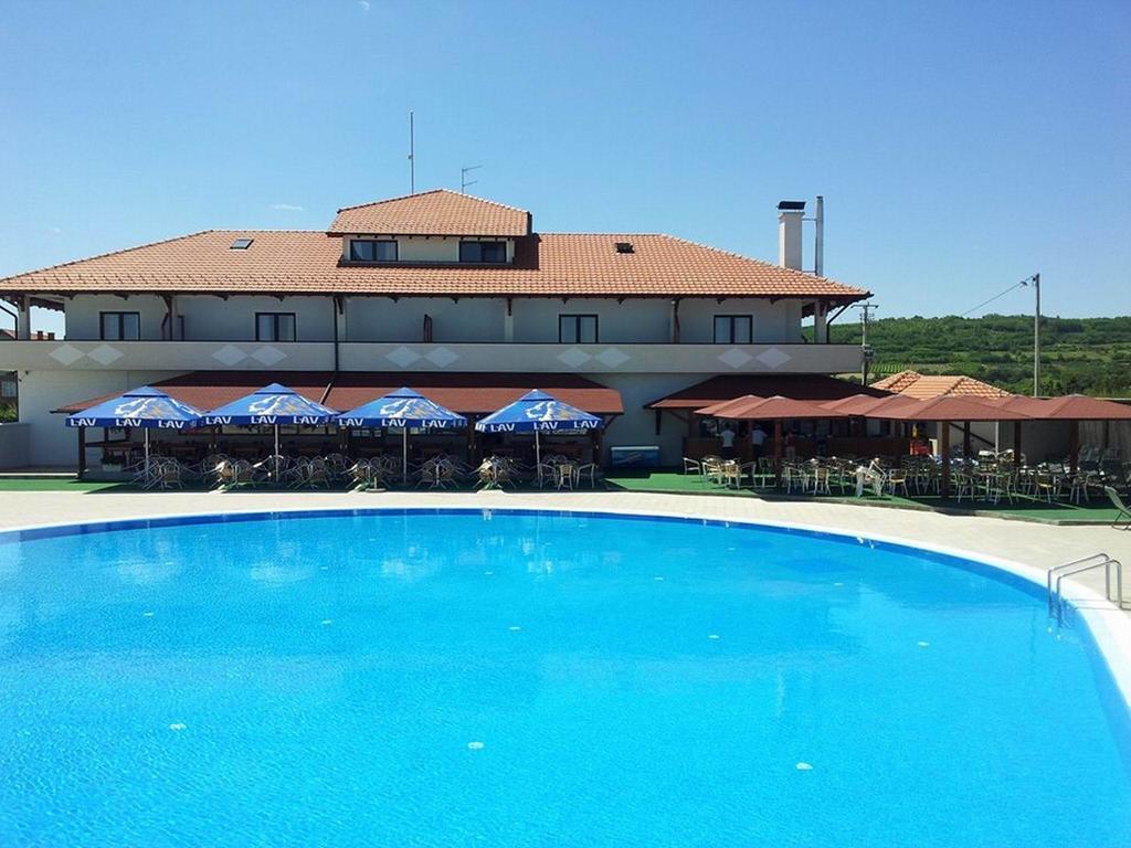 Bazeni Baikal Hotel Topola Екстериор снимка