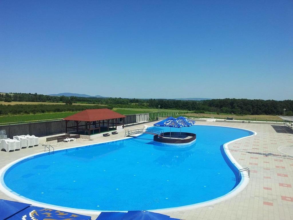 Bazeni Baikal Hotel Topola Екстериор снимка